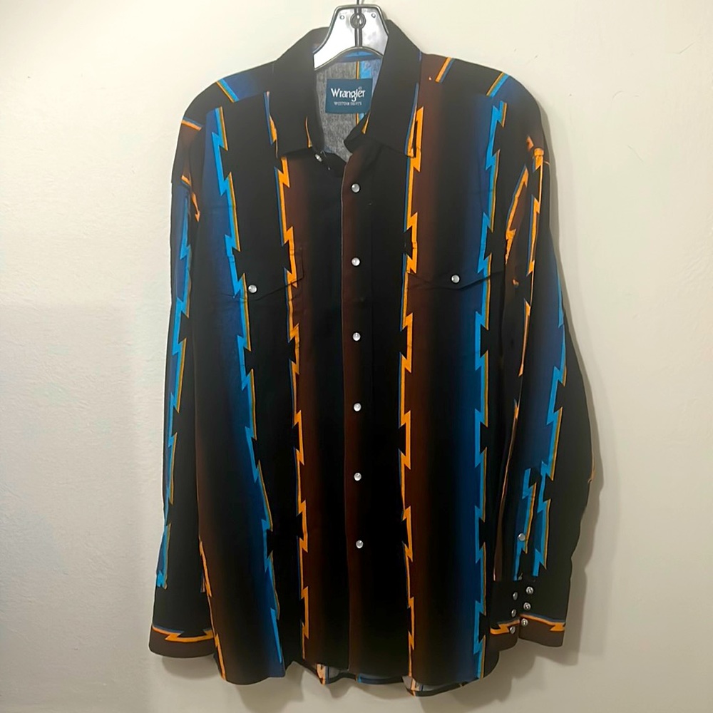 Men’s wrangler Large Aztec print, woven long sleeve with with white pearl snaps